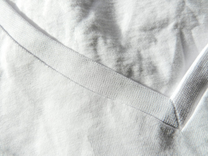 VM ♻ T-shirt Femme col V blanc en coton BIO (vêtements moches)